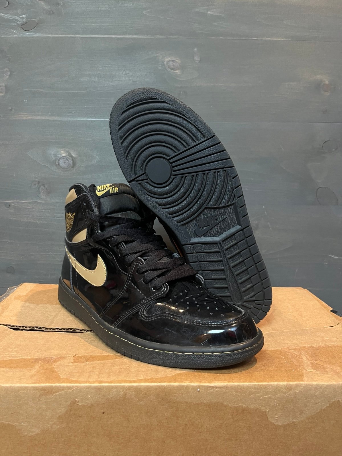 Jordan 1 Retro High OG Black Metallic Gold Sz 11