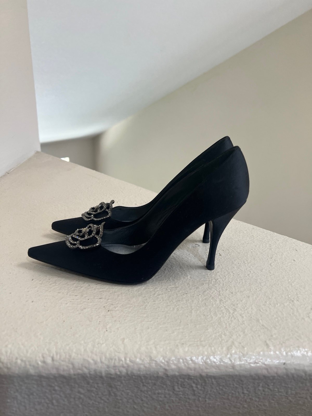 Stuart Weitzman Satin Crystal Flower Pointed Toe Rose Pumps Heels. 6.5