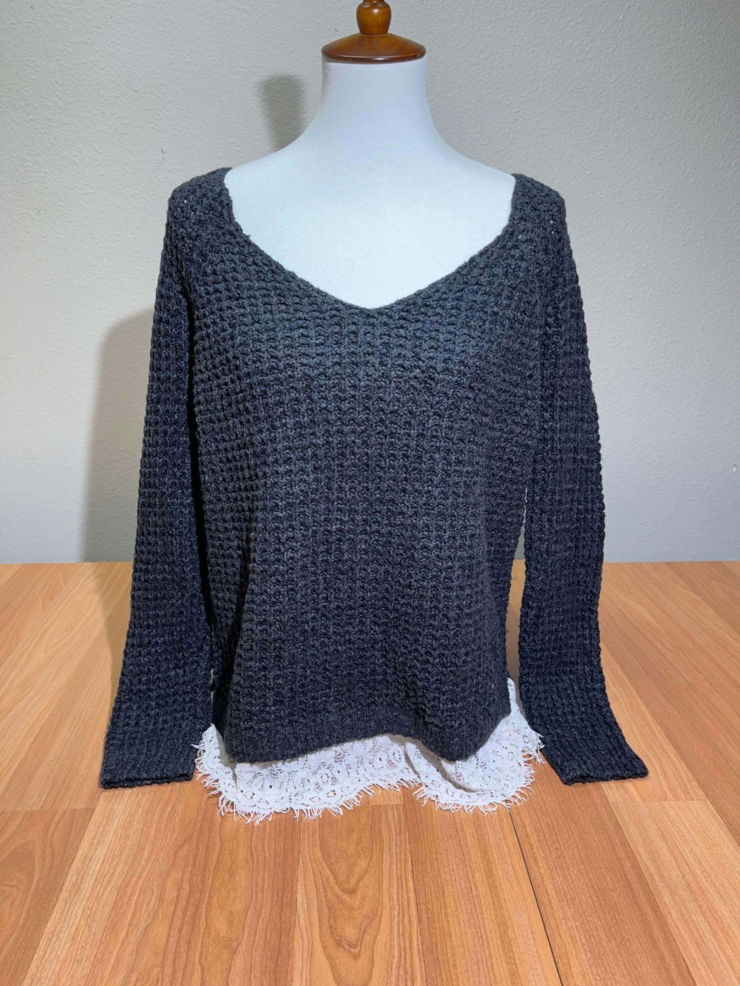 Knit Sweater V-neck w/ crochet bottom Hollister Co. size Large women’s