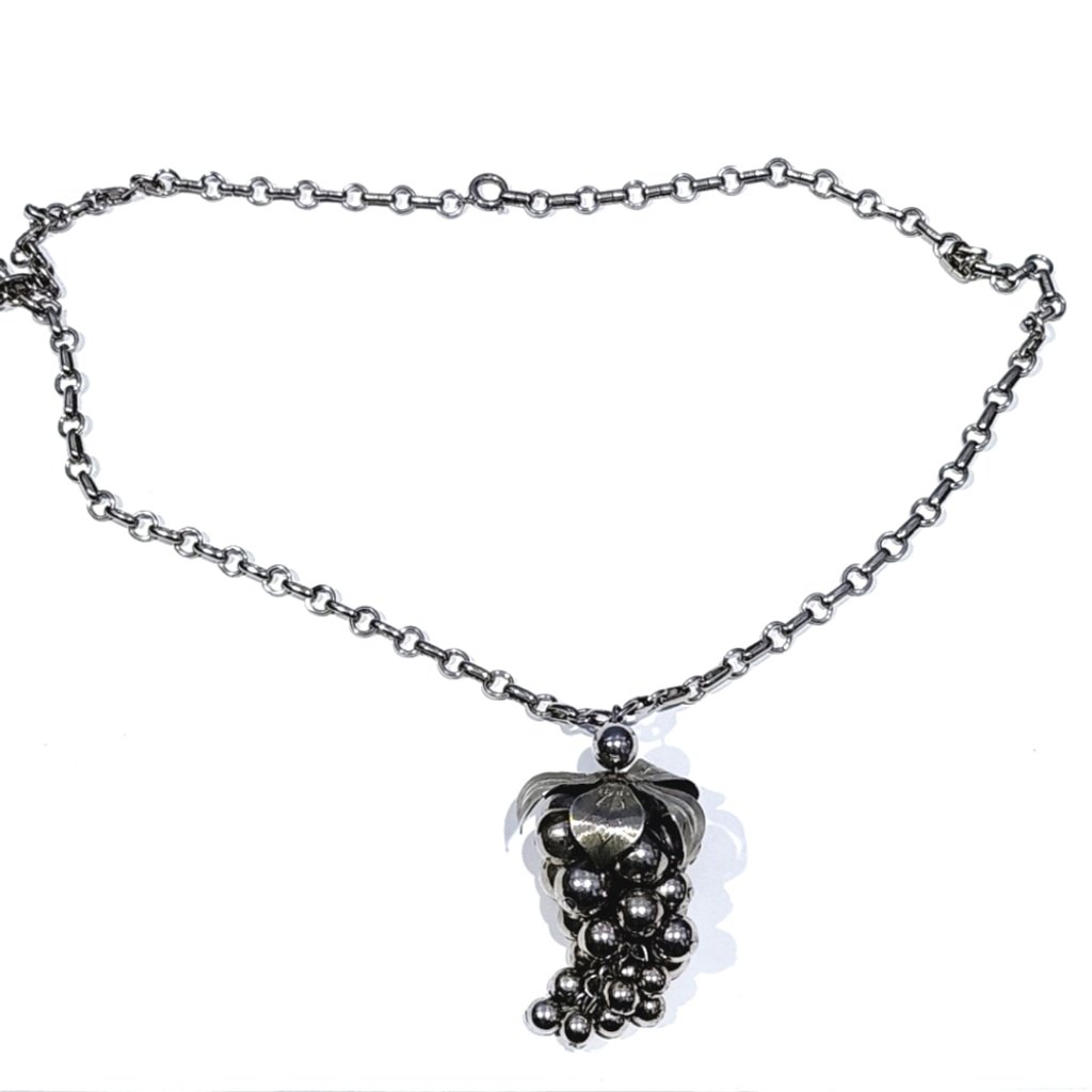 Stunning Vintage Dangle Grape Silver Toned Necklace Fashion Jewelry