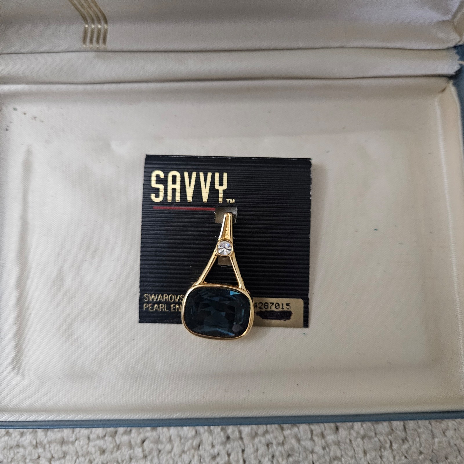 Vtg Savvy Swarovski crystals pendant/enhancer. Goldtone.