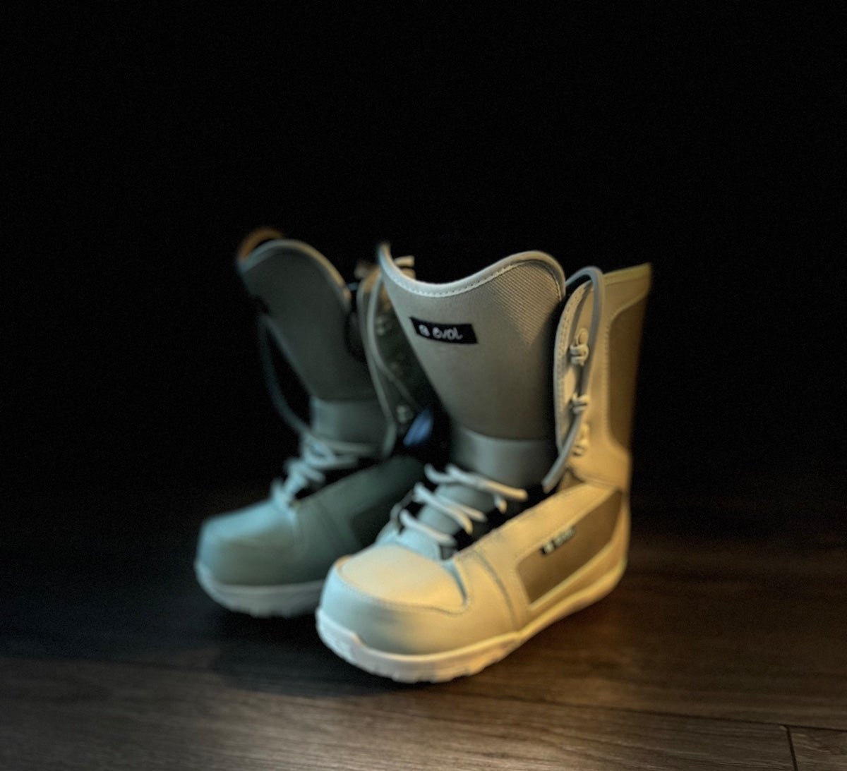 Snowboarding boots