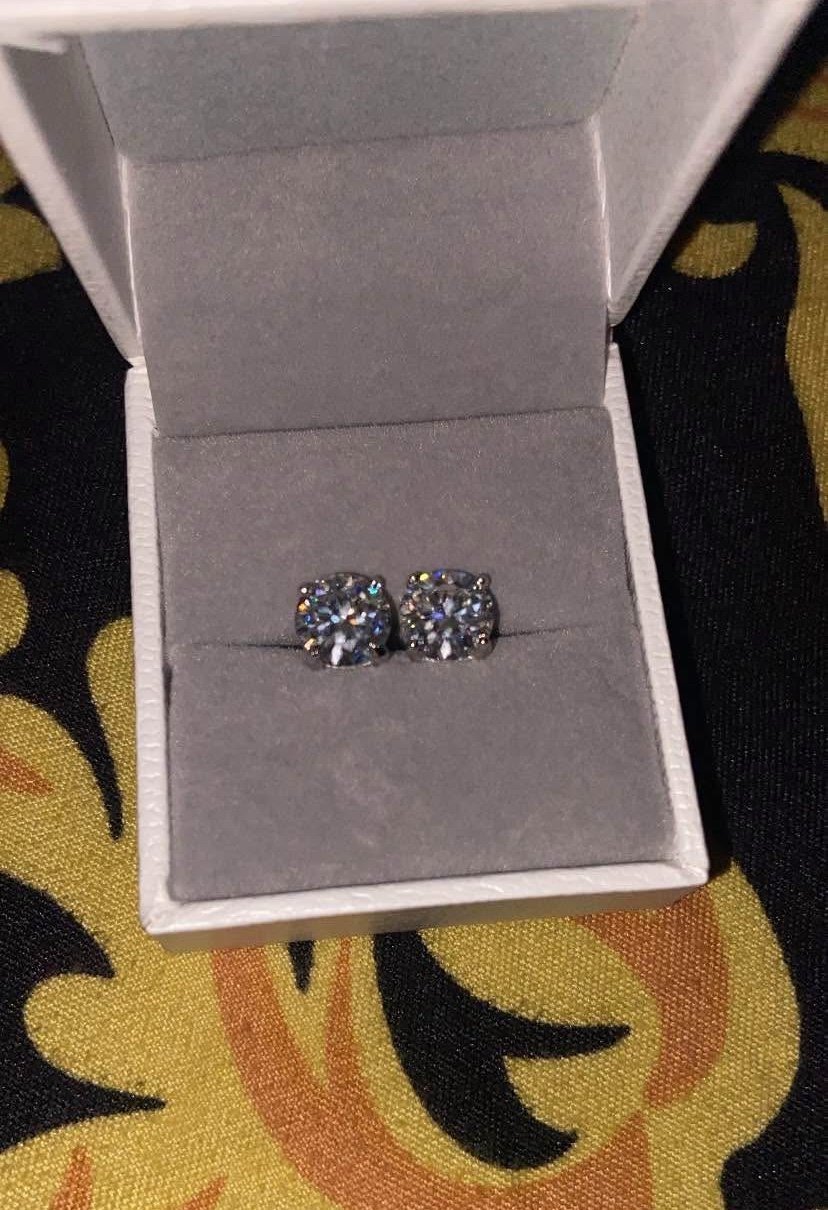 GRA Certified Diamond Moissanite