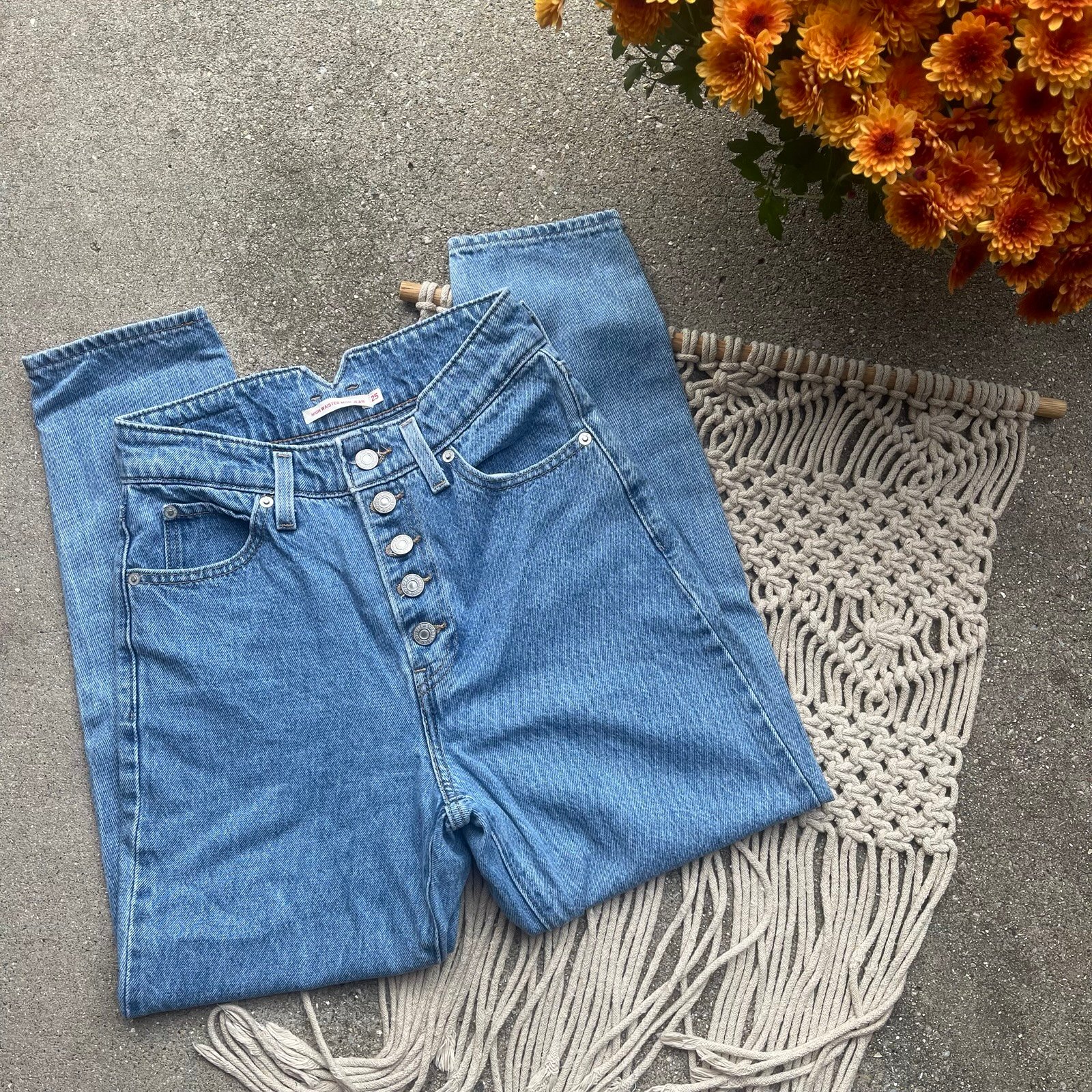 Levi’s Jeans Size 25 - High Waisted Mom Jean