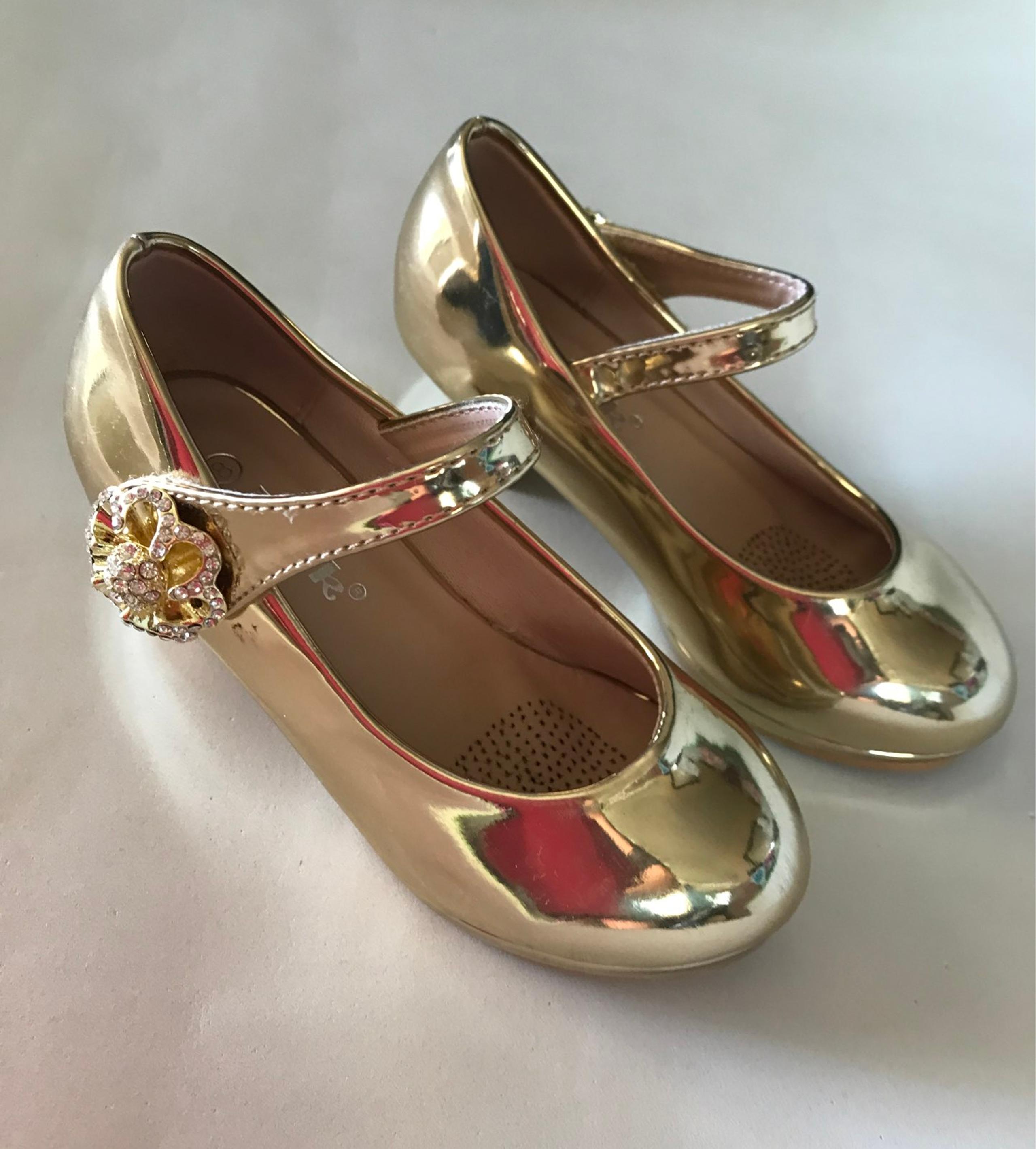 Link shoes Gold Little Girls size 8