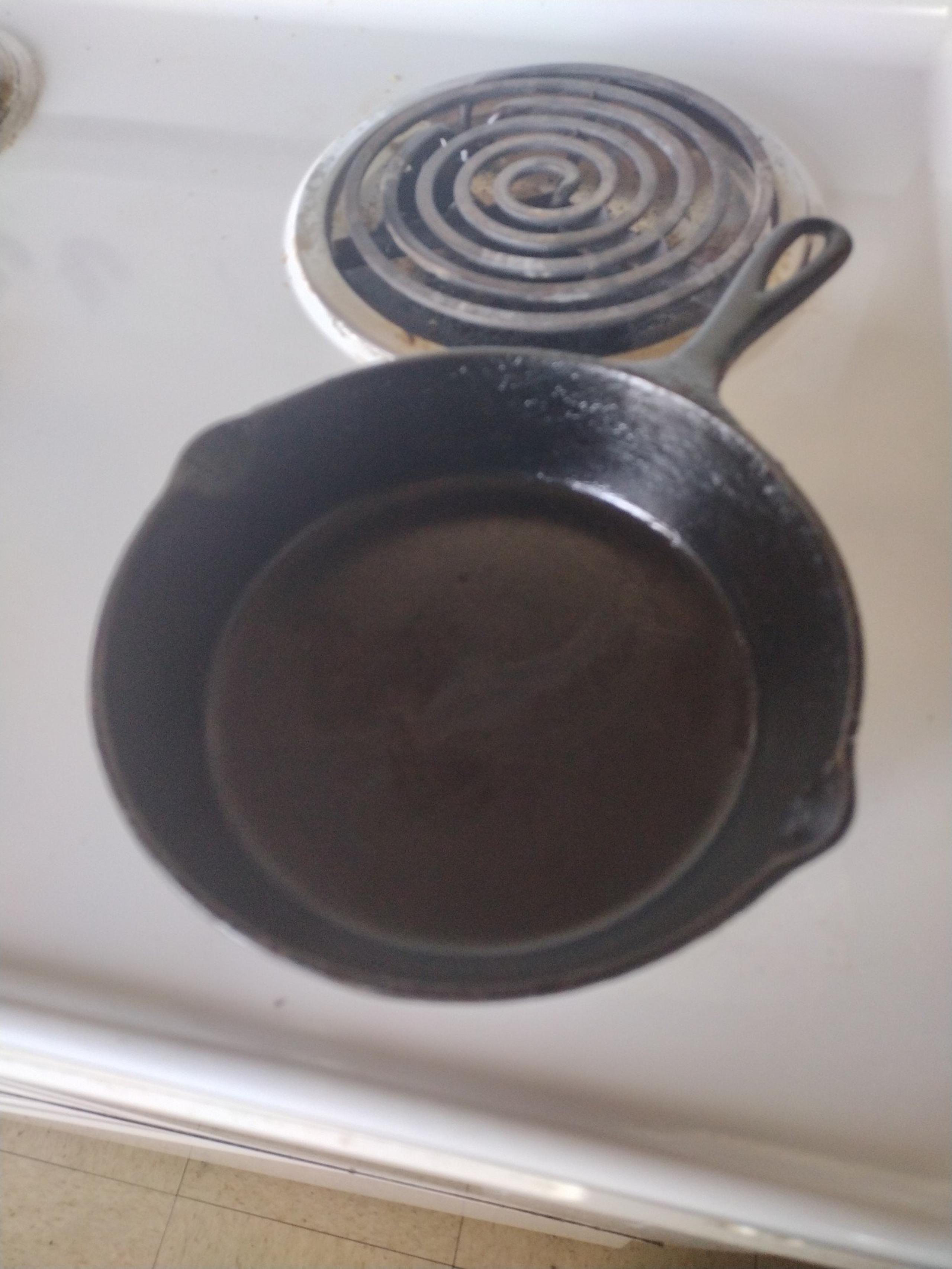 Vintage 1940s #5 lodge cast iron skillet 8 inch three notch heat ring sits flat