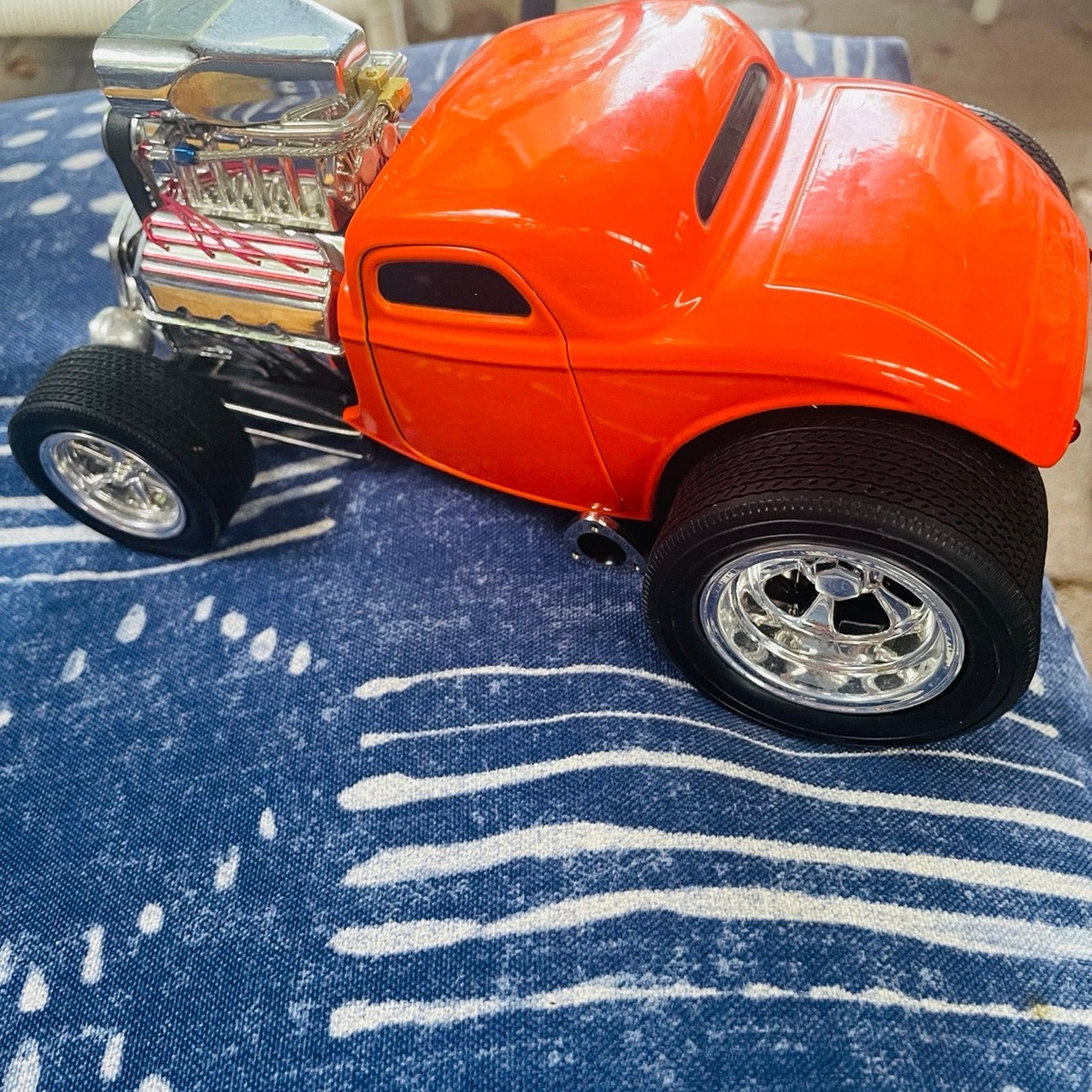 '33 FORD COUPE ORANGE 1:18 SCALE MUSCLE MACHINES REAL STEEL BRAIDED FUEL LINES