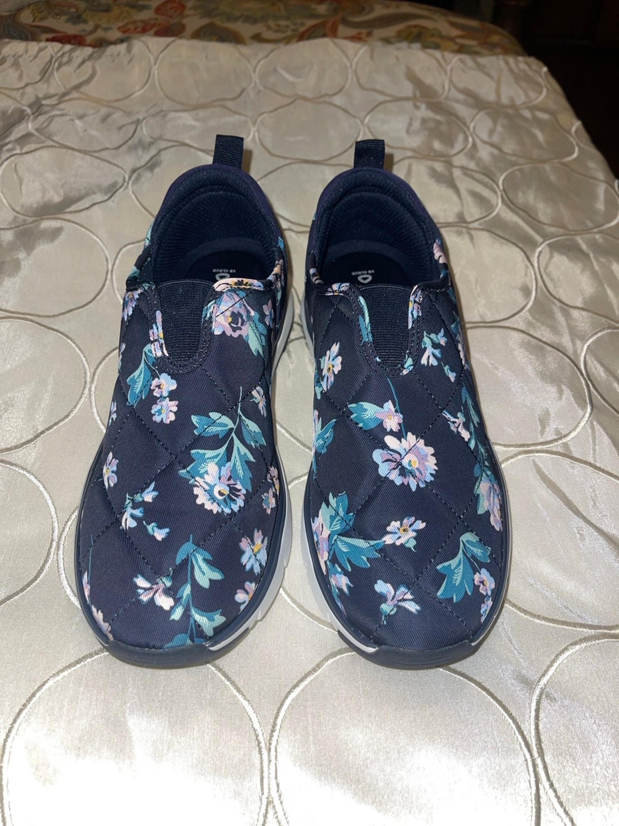 Vera Bradley - VB Cloud 2-Mile Slip-On Shoe - Quilted Blue Flowers NWT