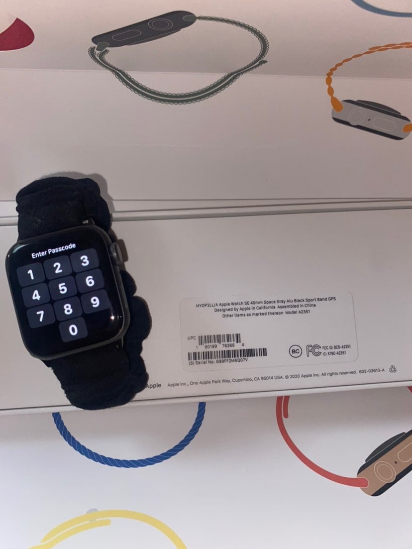 Apple Watch SE 40 mm Aluminum Space Gray