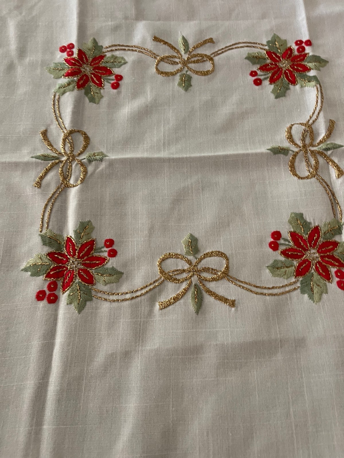 LA PERLA CHRISTMAS TABLE TOPPER