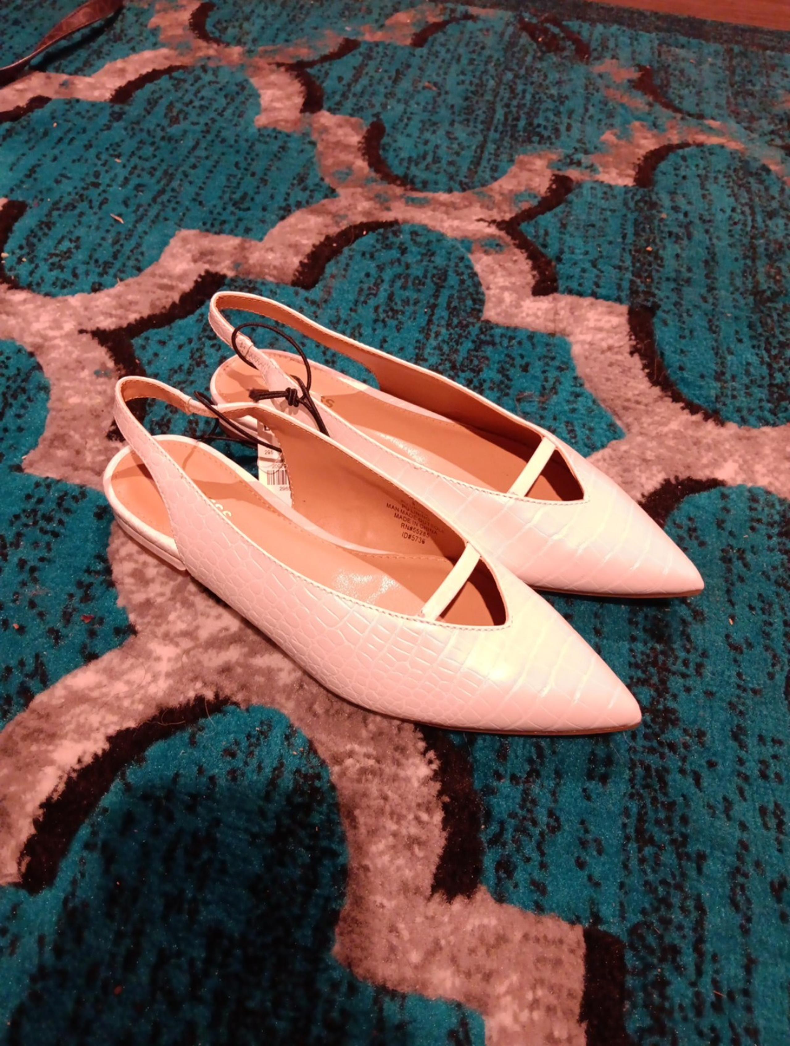 NWT Express Pointy Toe cream Slingback Flats size 6