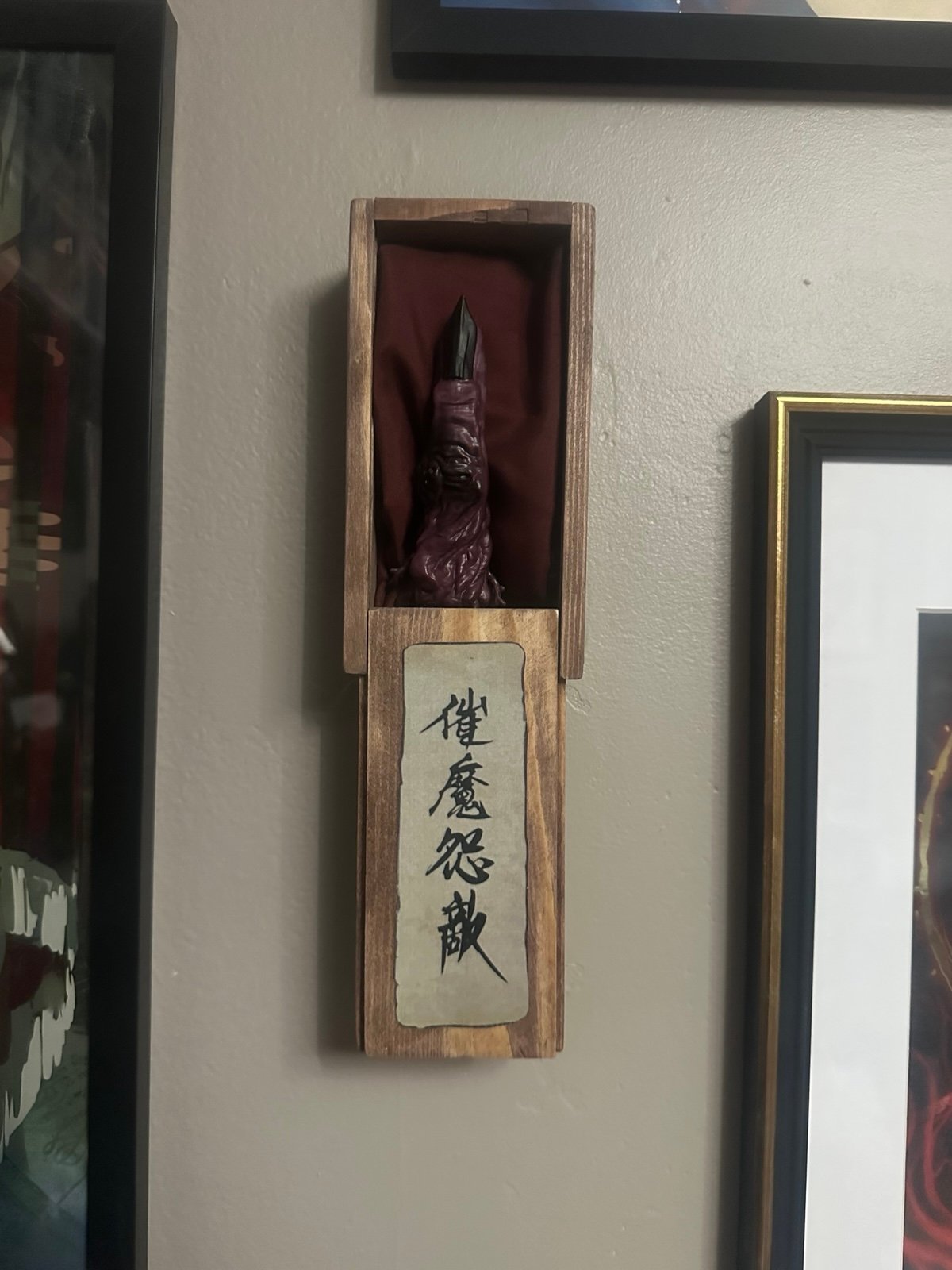 Sukunas box with finger