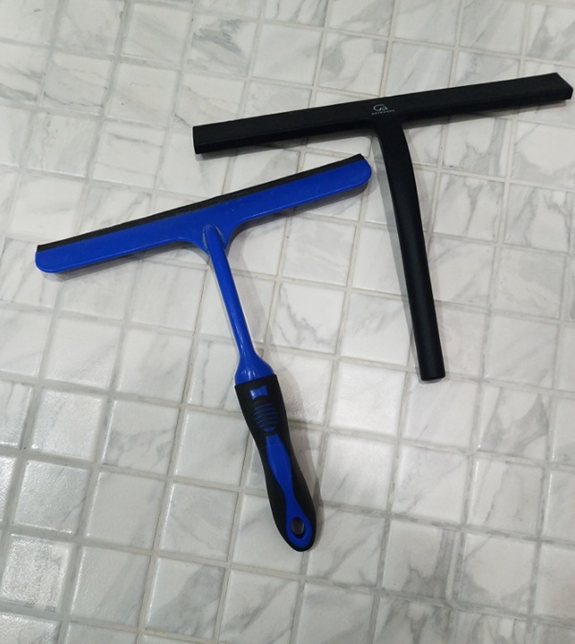 GÜTEWERK Shower Squeegee for Glass Doors, Silicone Window Squeegee, Bathroom