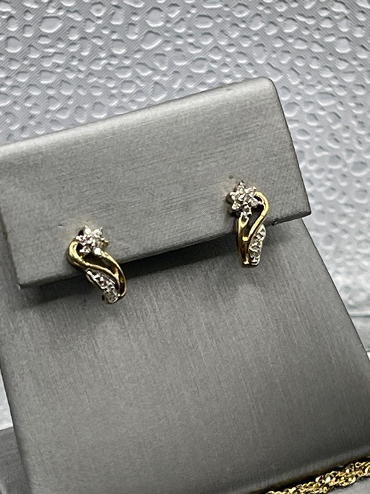Ladies 10 Karat Solid Yellow Gold Diamond Stud Earrings