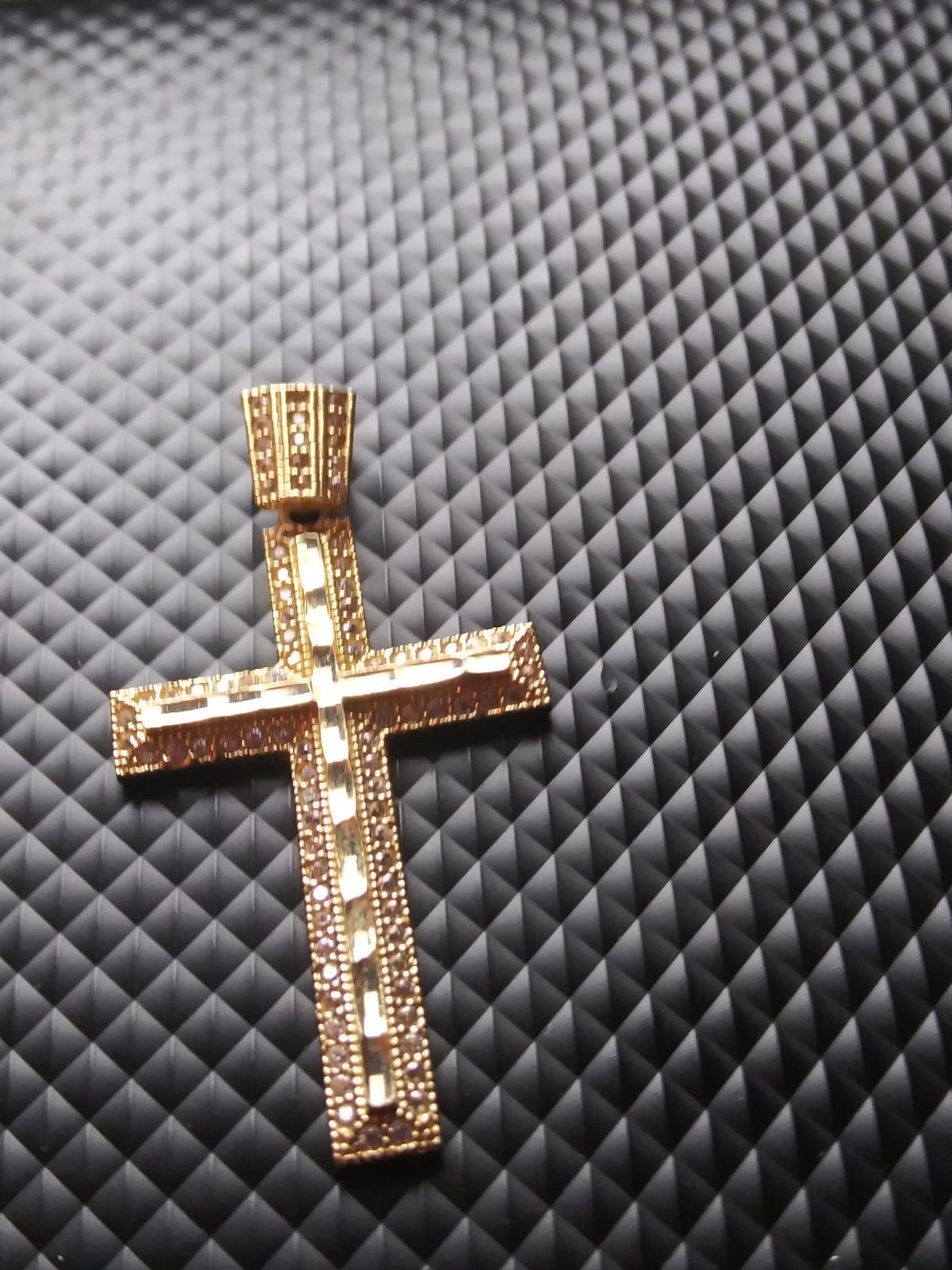 Diamond gold pendant