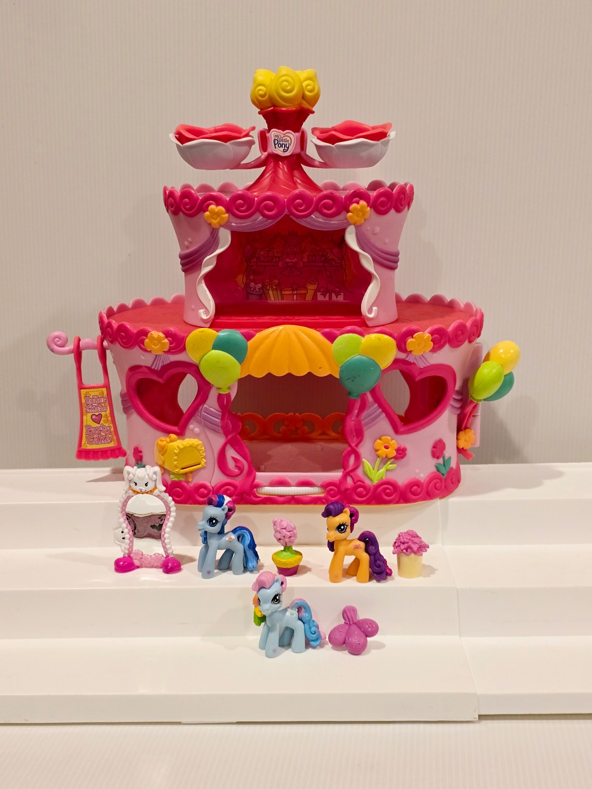 My Little Pony Ponyville Roller Skate Party Cake Playset