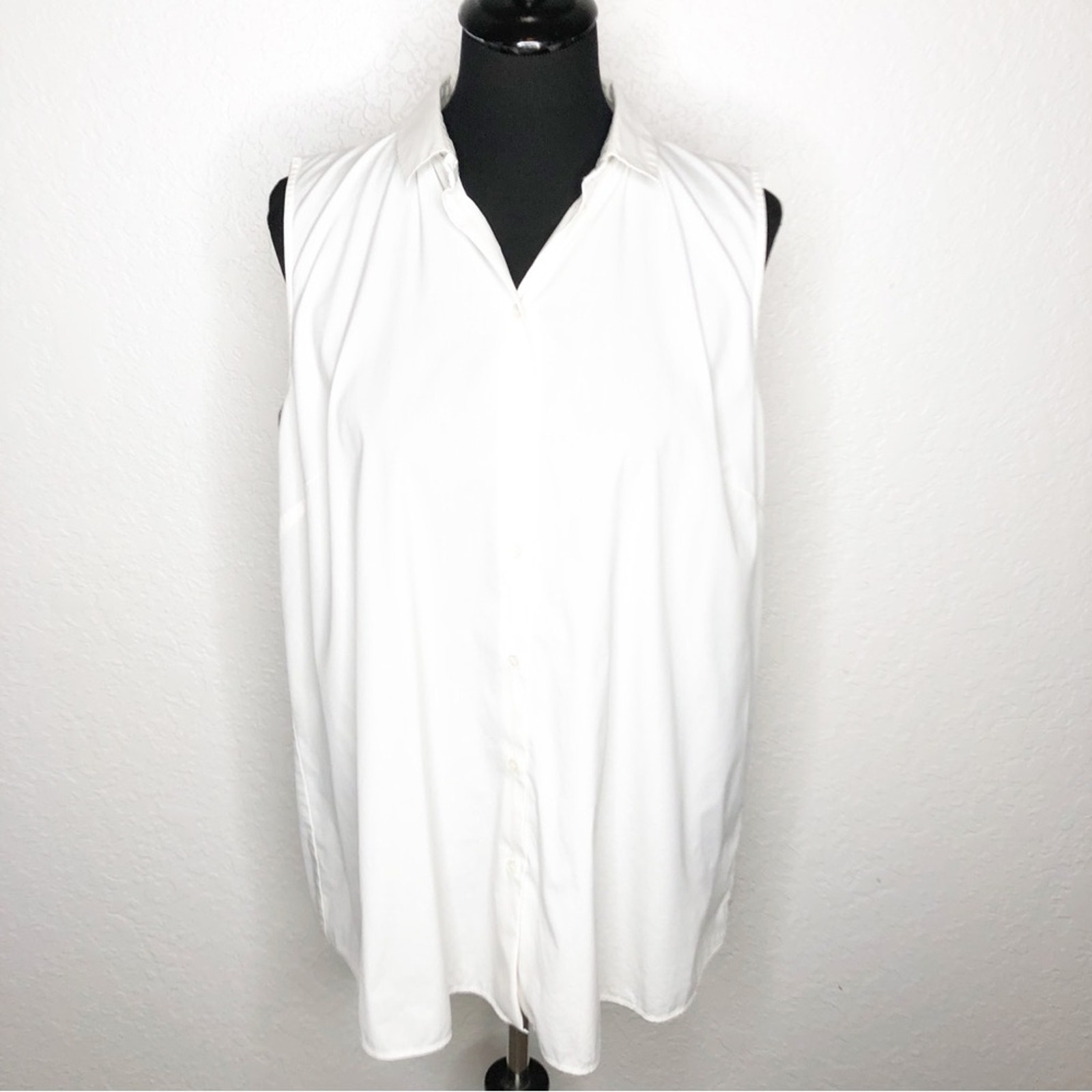 Lafayette 148 white sleeveless button down top size Medium