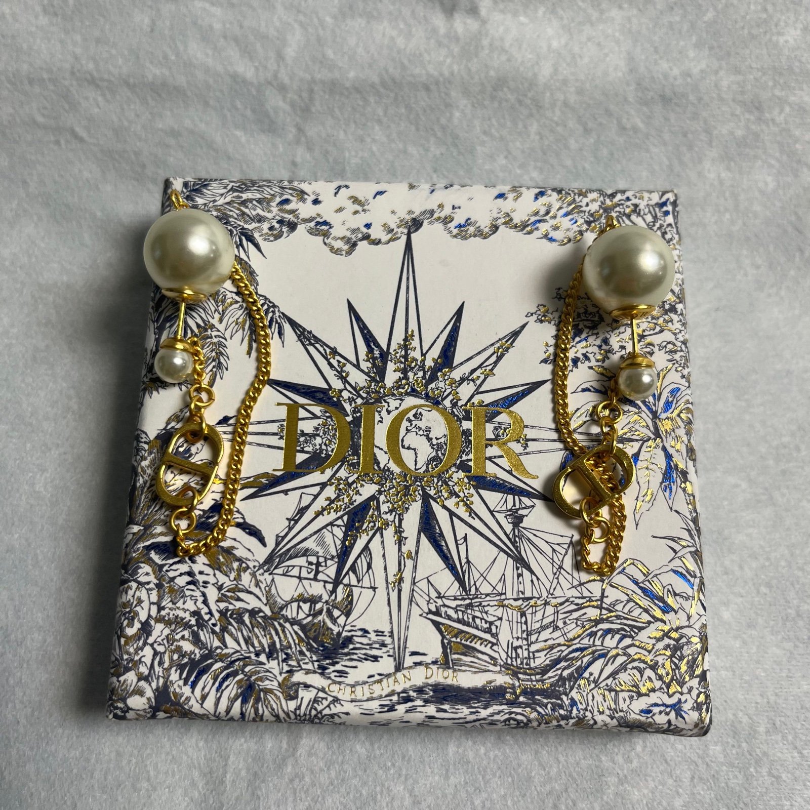Women's earrings fashionable,