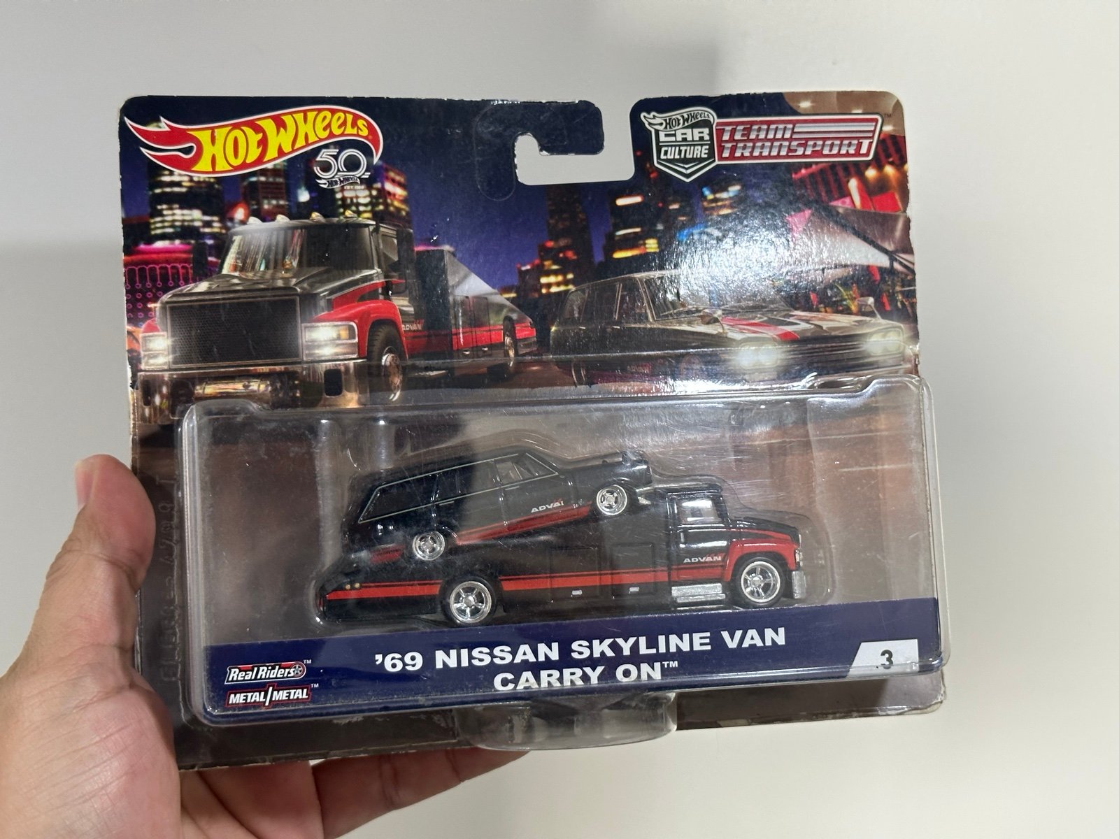 Hot Wheels '69 Nissan Skyline Van Carry On