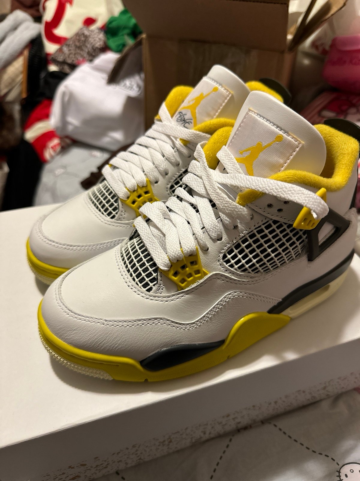 Jordan 4 vivid sulfur size 6 women’s/4.5 men’s