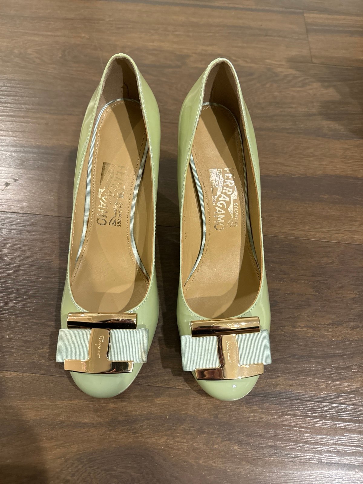 SALVATORE FERRAGAMO Ninna Patent Leather Gold Bar Grosgrain Bow Pumps Size 7