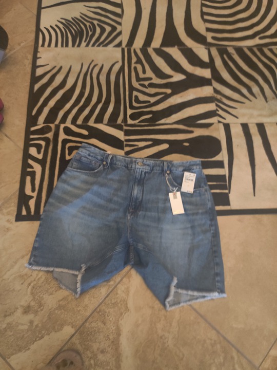 Good American denim shorts size 16 New