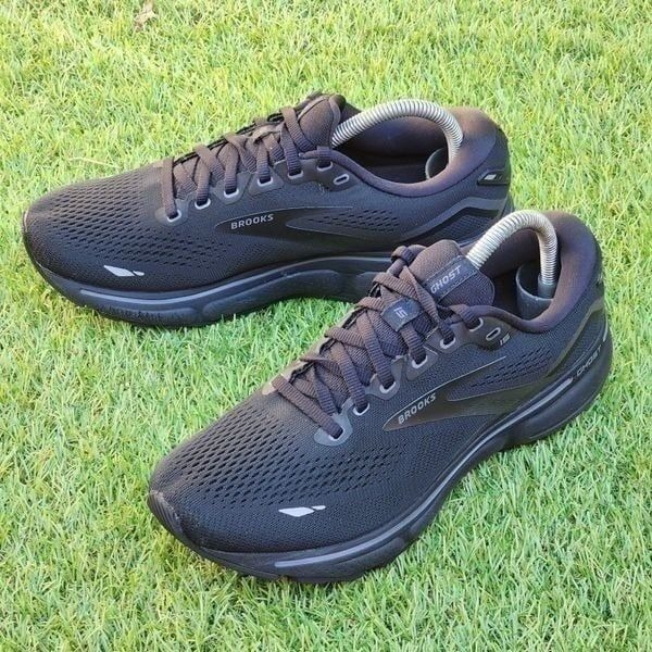 BROOKS GHOST 15 - Women's Athletic Shoes - SIZE 9.5B ***Read Descriptions ***