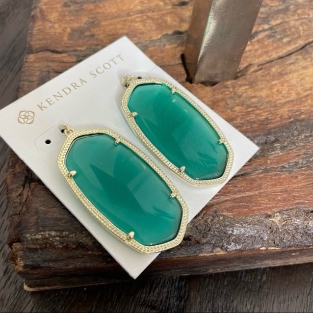 NWT Kendra Scott Gold Danielle’s in Emerald Cats Eye Glass!