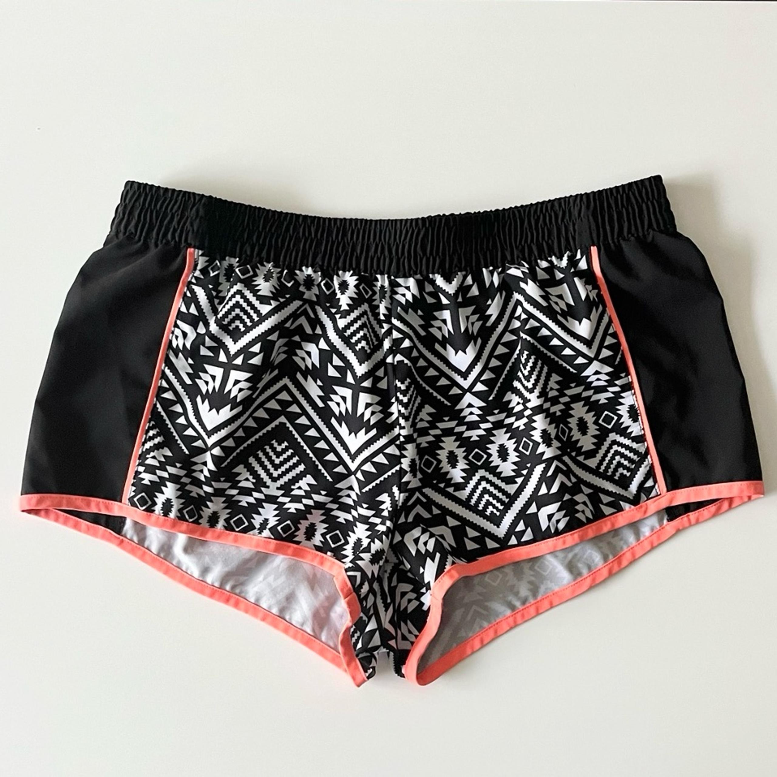 No Boundaries Black White Orange Aztec Print Boho Athletic Active Shorts Size M