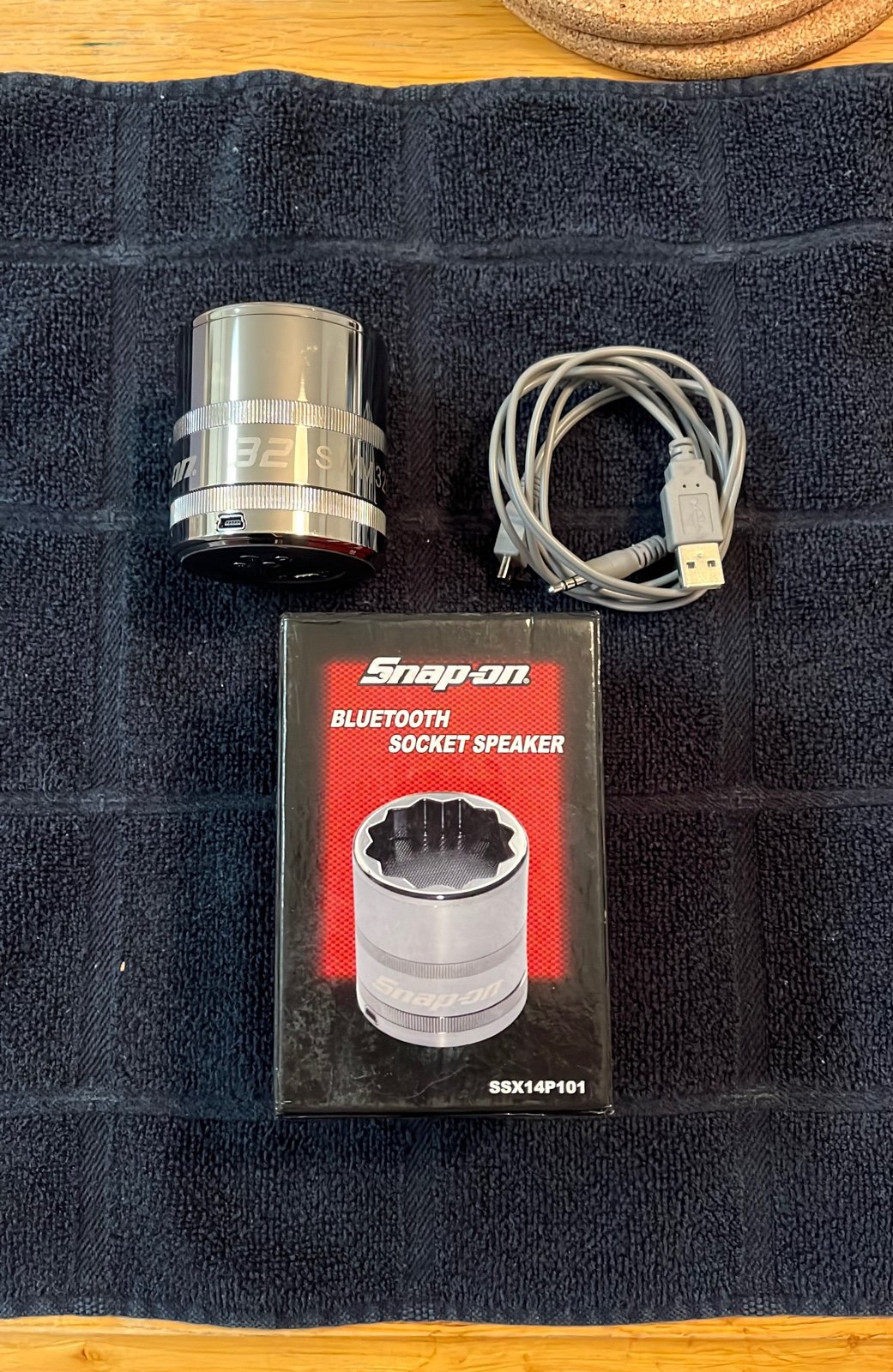Snapon bluetooth speaker with battery and