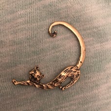 Earring Gold Tone Cat. Unique. Like New