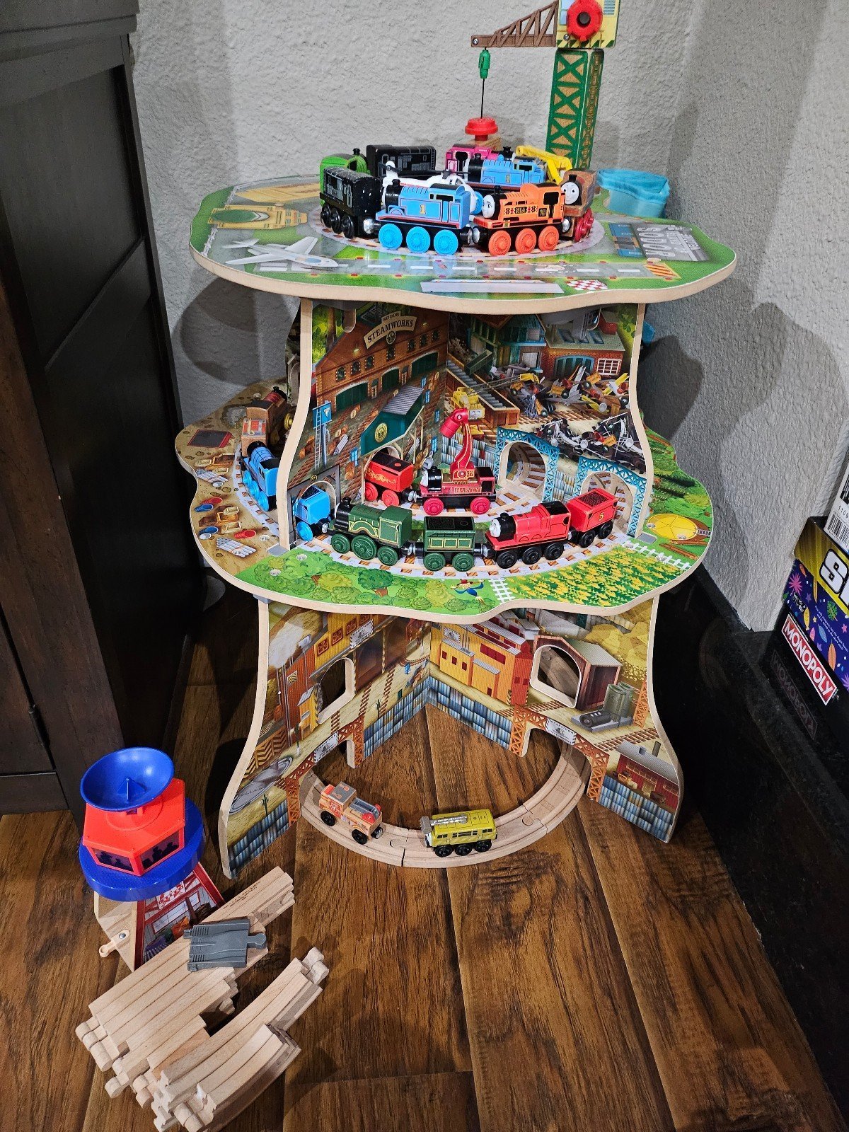 Thomas and Friends wooden tower + 17 trains and helicopter