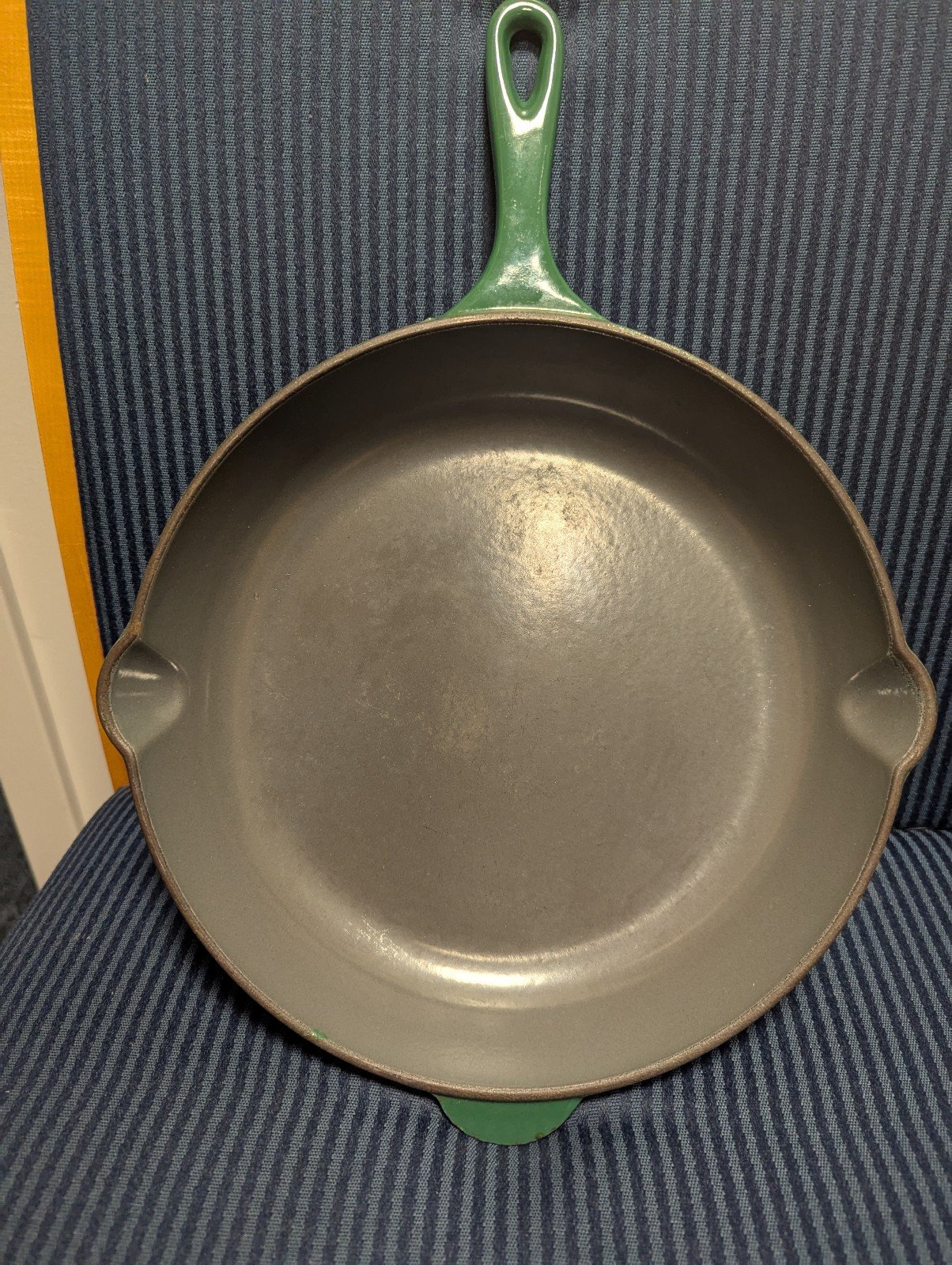 Le Creuset Cast Iron Fry Pan Green 10.5 In #26 Double Pour Spouts- Vintage