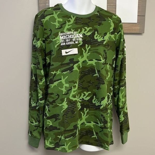 Nike Men’s Green Camo University of Michigan Long Sleeve Crewneck T-Shirt- Large