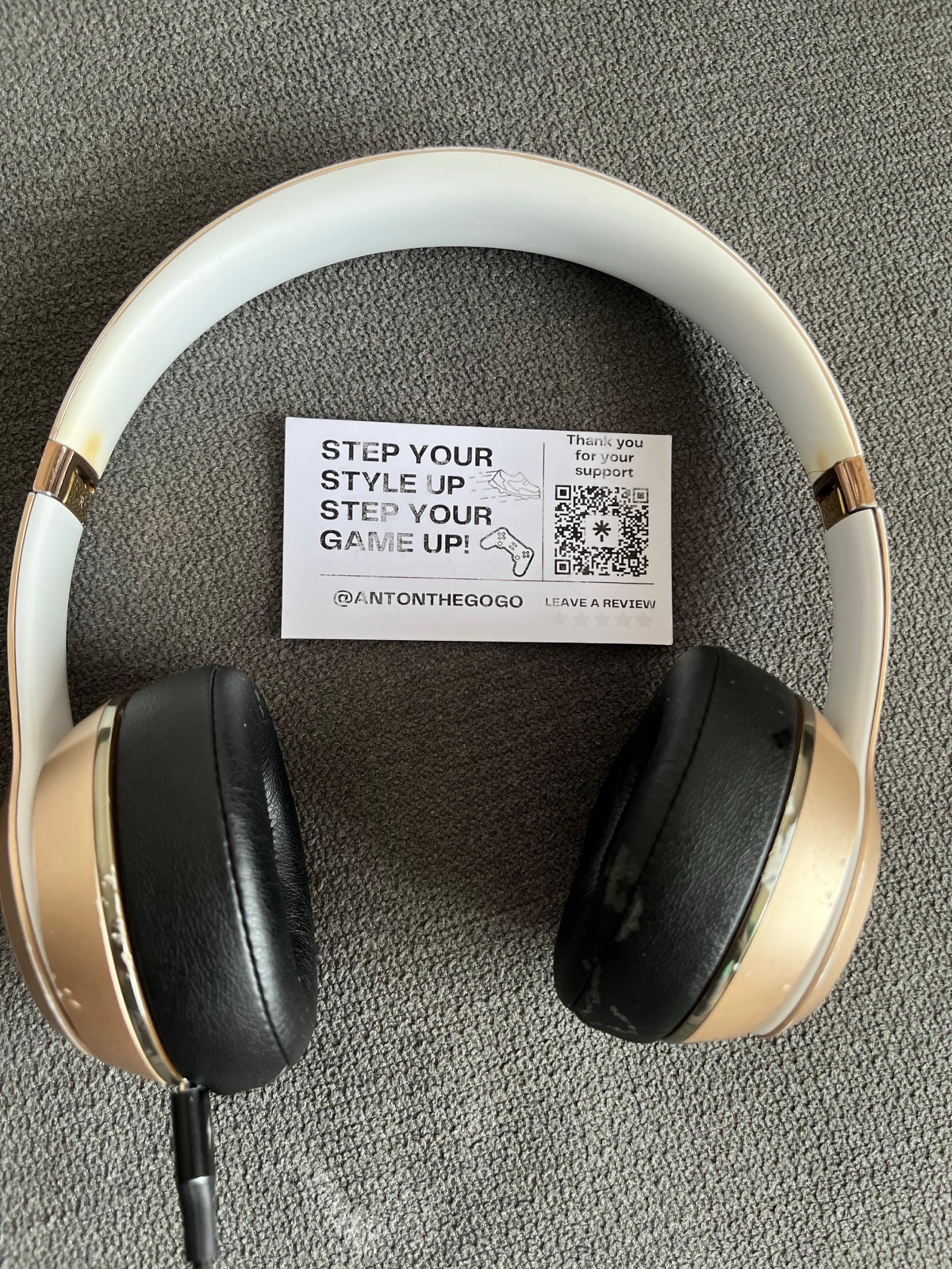 Beats By Dr Dre Solo 3 wireless on ear Headphones gold NOT WORKING