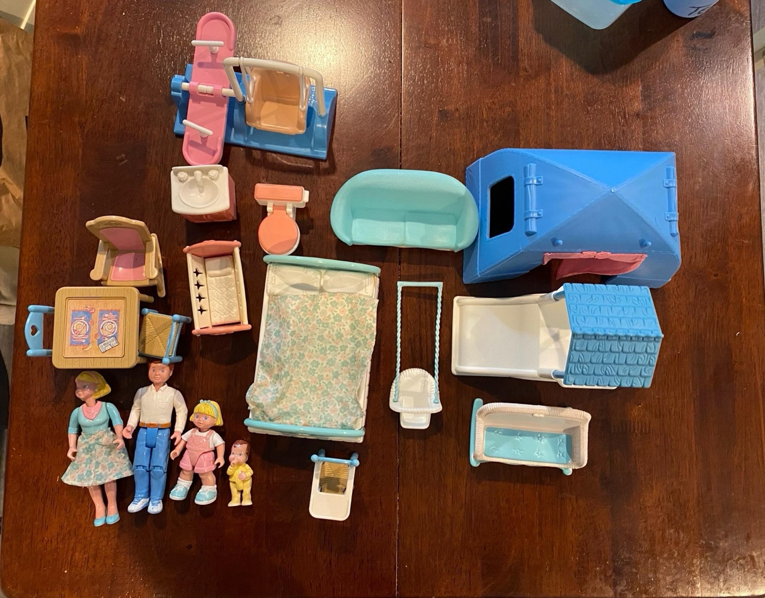 19 piece Fisher Price Our Family Dollhouse furniture and figurines lot