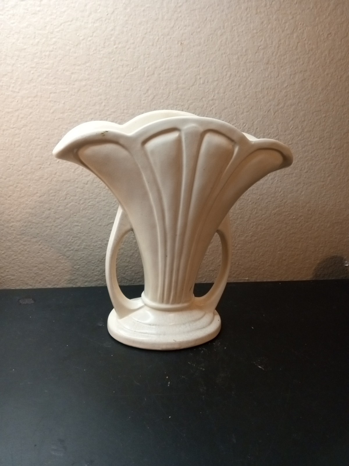 EXQUISITE VTG Circa 1930 Hull USA Granada Matte Ivory 9 Fan Vase