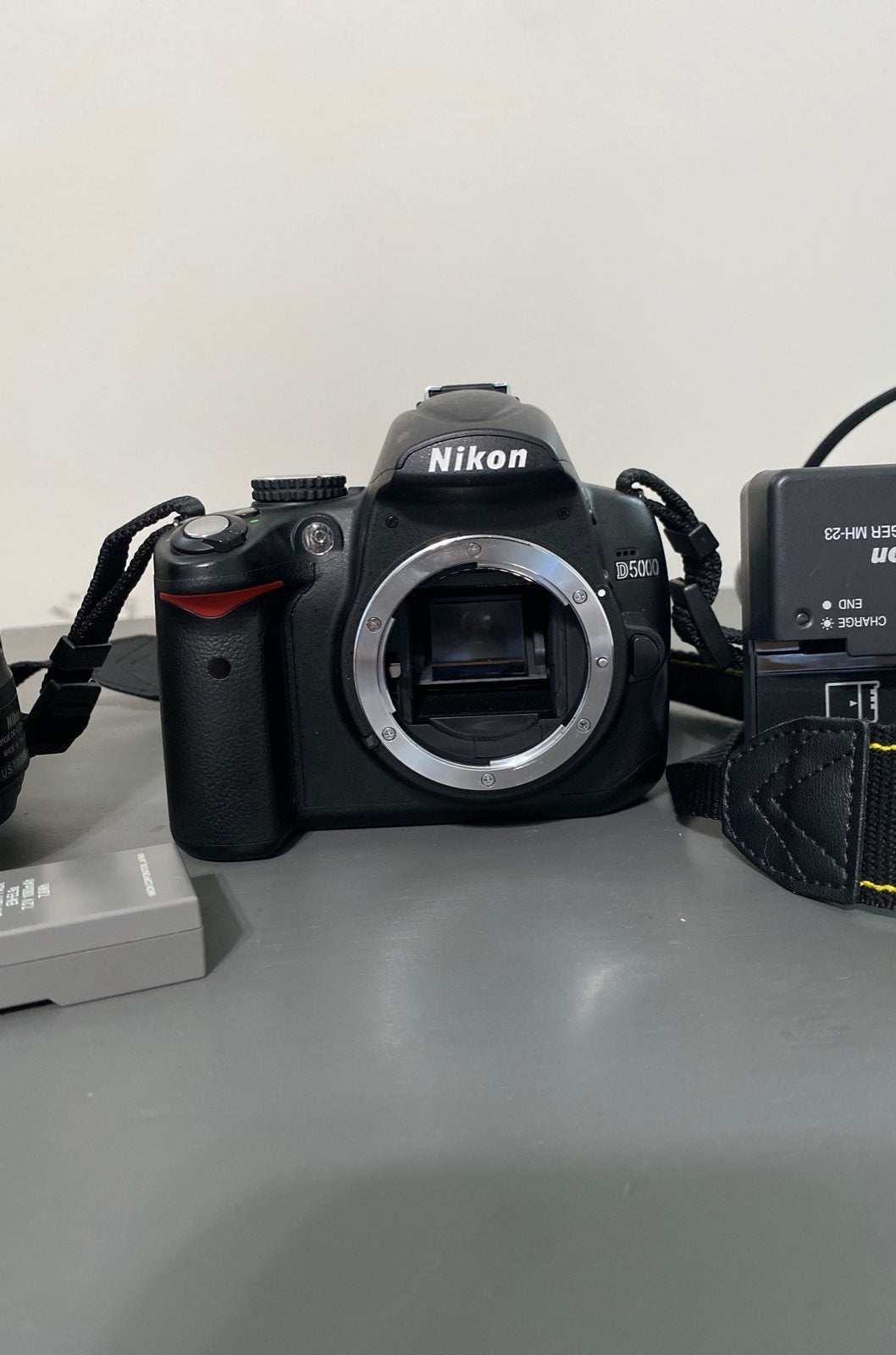 Nikon d5000 2 batteries included with ch