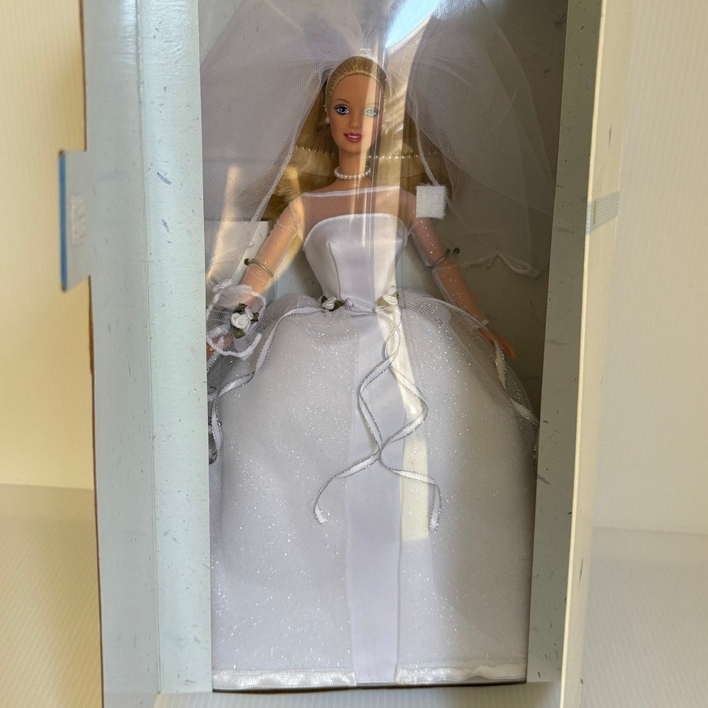 Vintage Blushing Bride Barbie Doll Blond Caucasian 1999