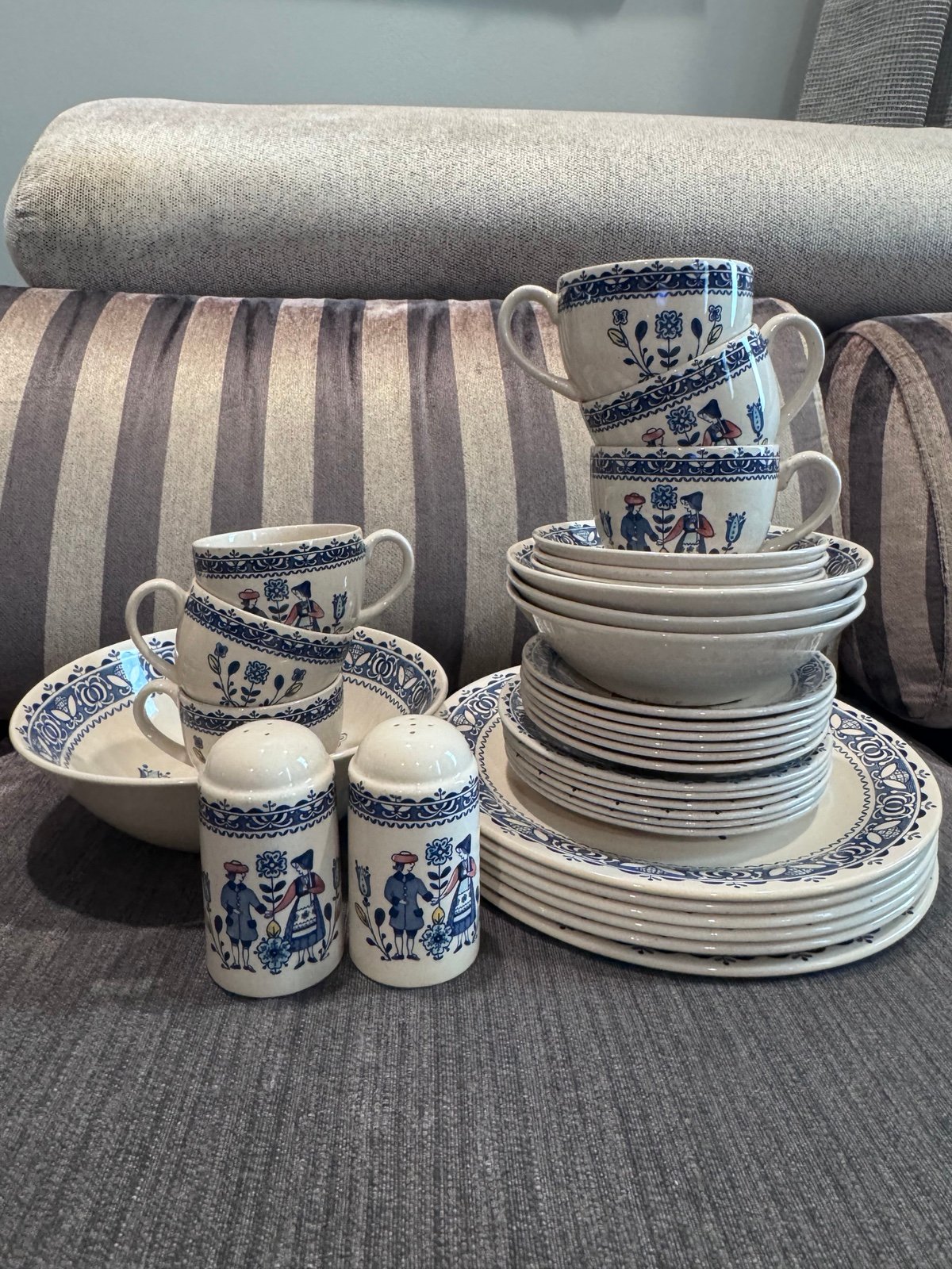 33 pcs set of vintage Johnson Brothers heart & flower