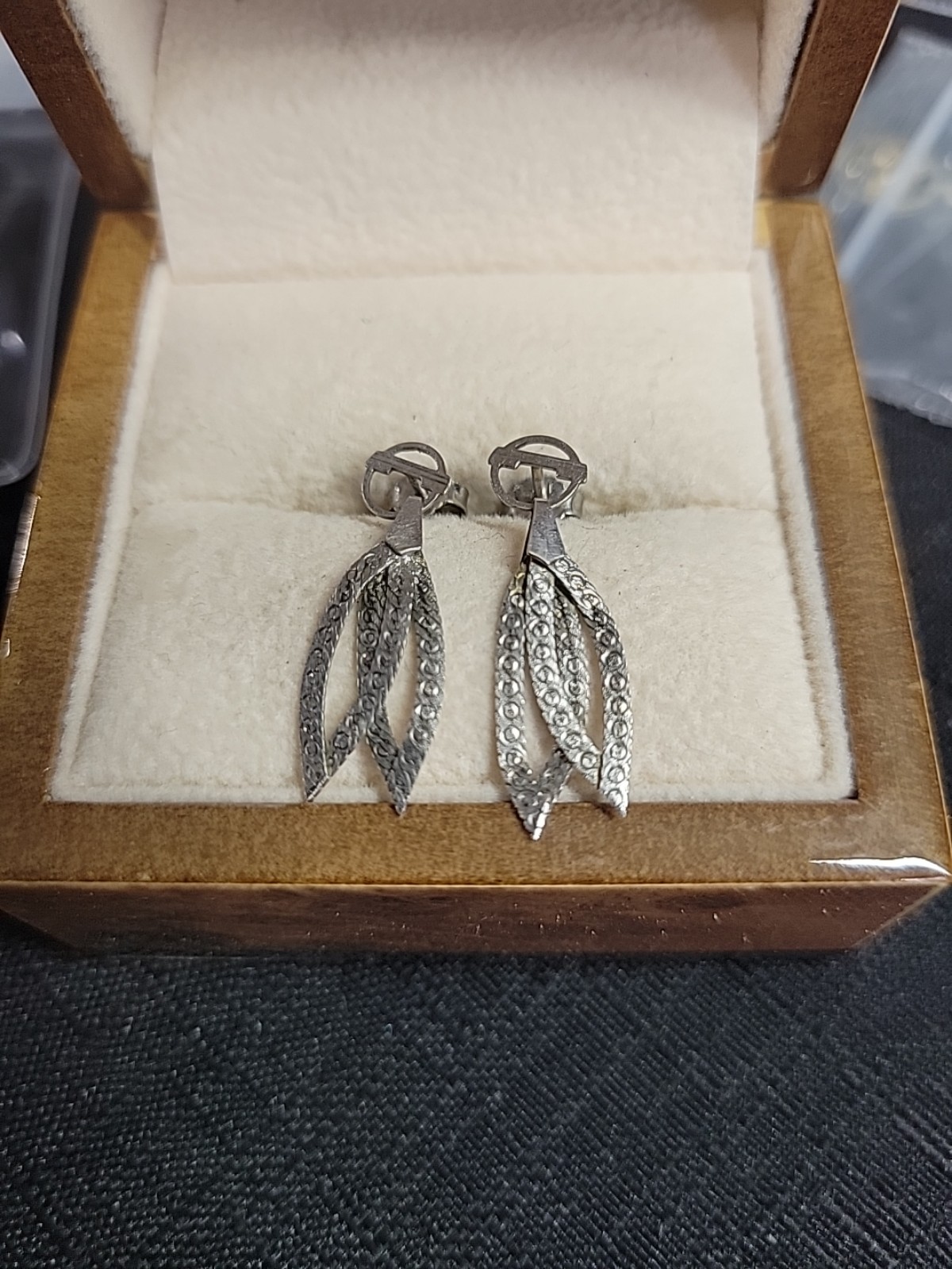 14kt white gold Milor etched herringbone dangle drop earrings