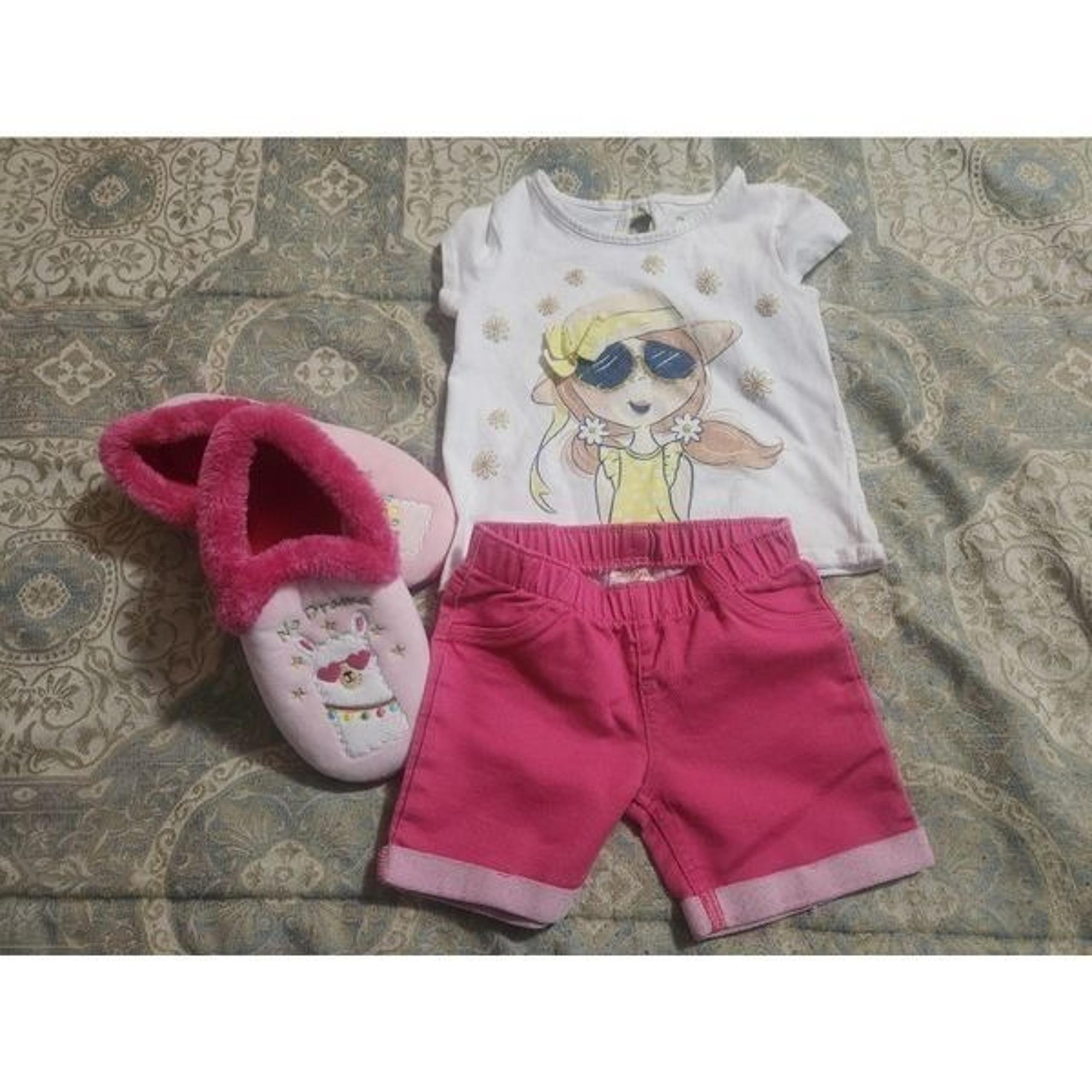 Girl's 4-5 Years Lot of 3 Pieces Shorts, T-shirt,  Slippers