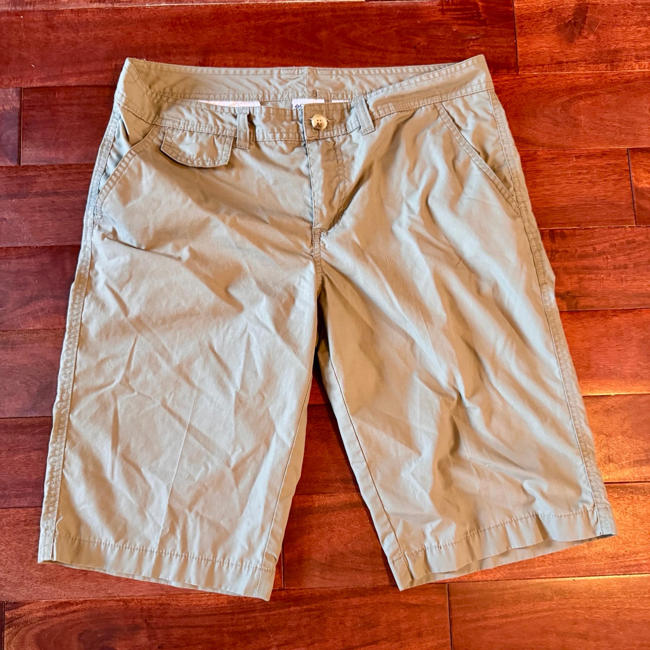 Women’s Bermuda Shorts Sz 8 Tan/Khaki 5-pocket - Columbia
