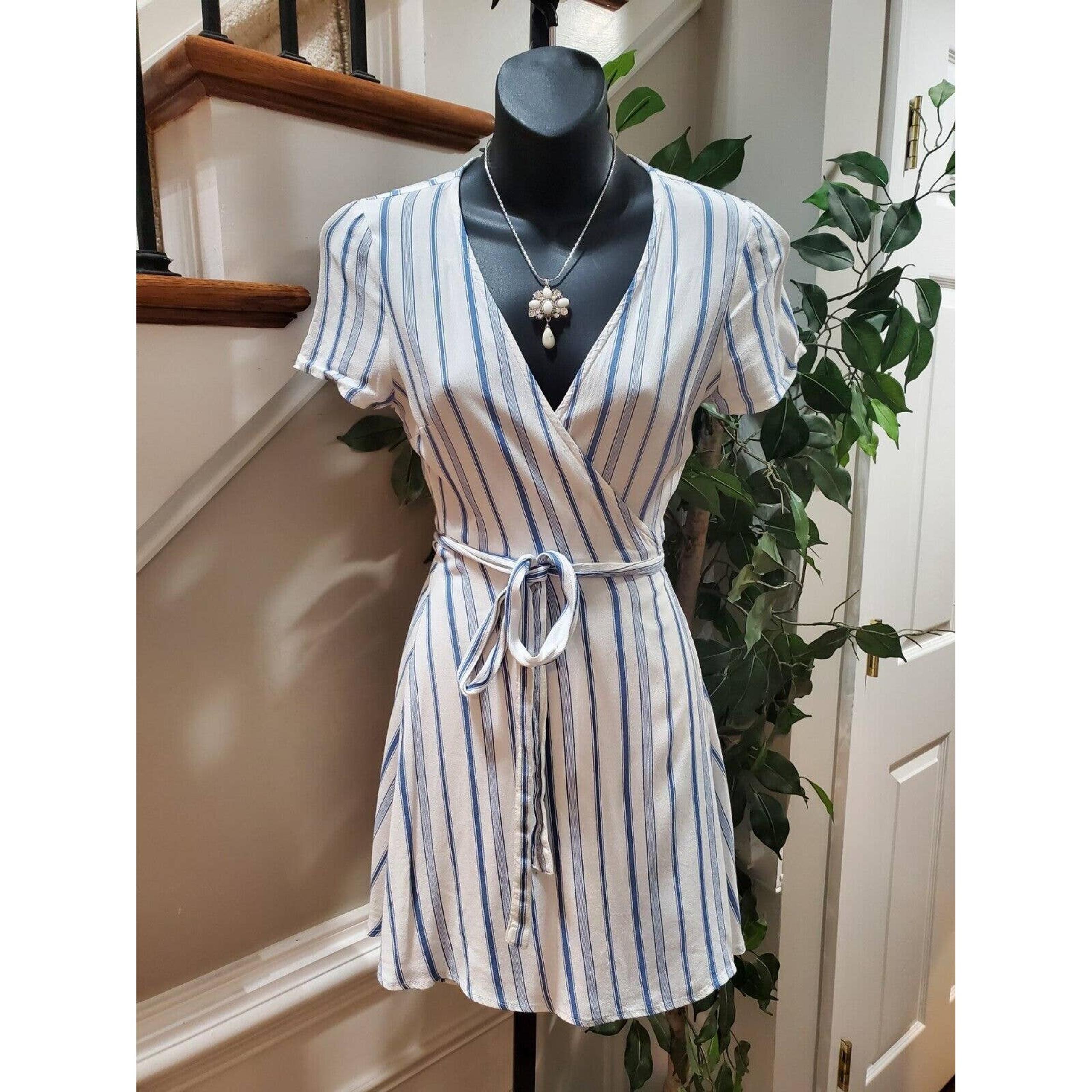 Forever 21 Women's White Striped Rayon V-Neck Short Sleeve Knee Length Dress S