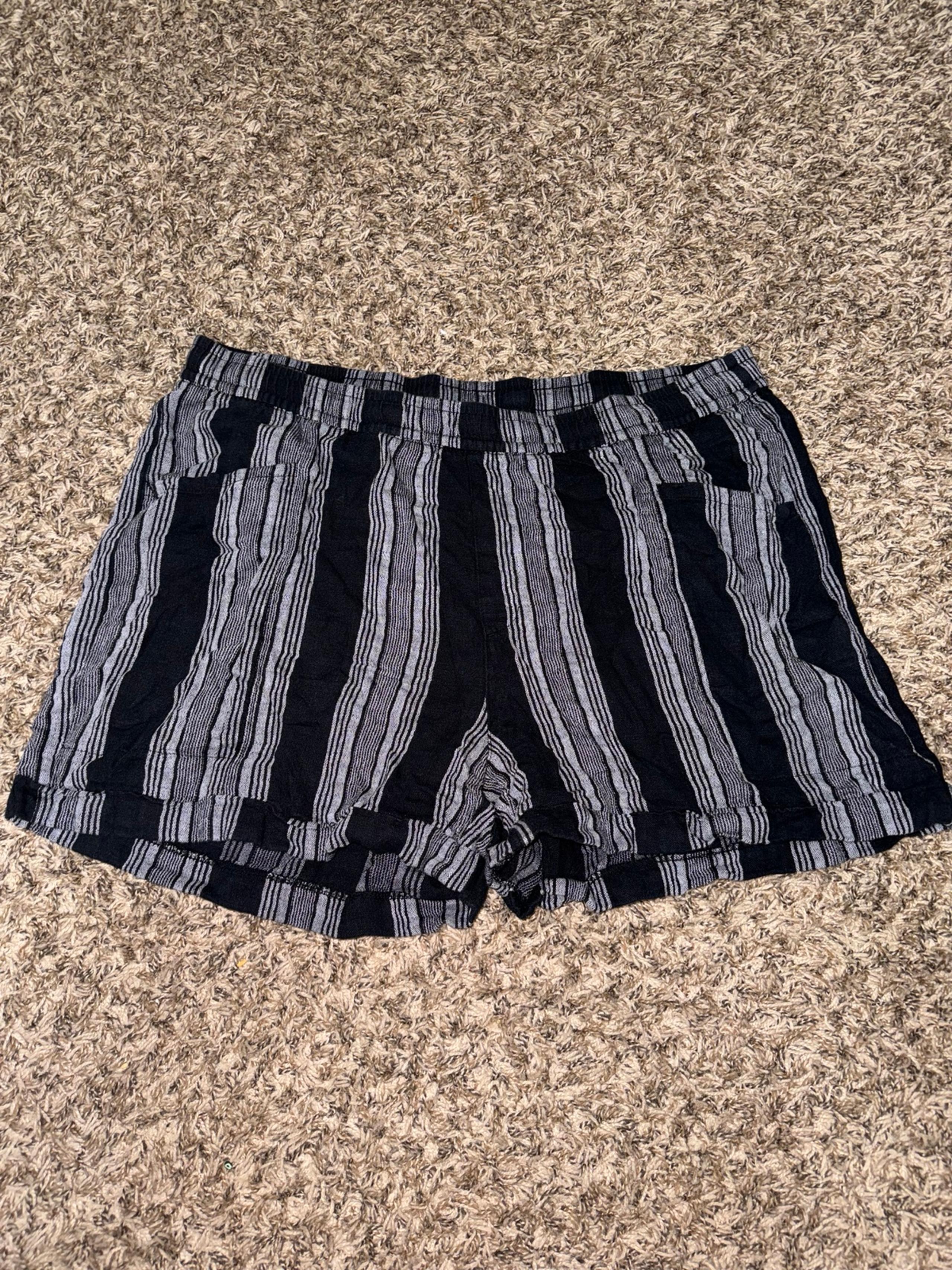 Women’s Old Navy Black Striped Linen Shorts XL