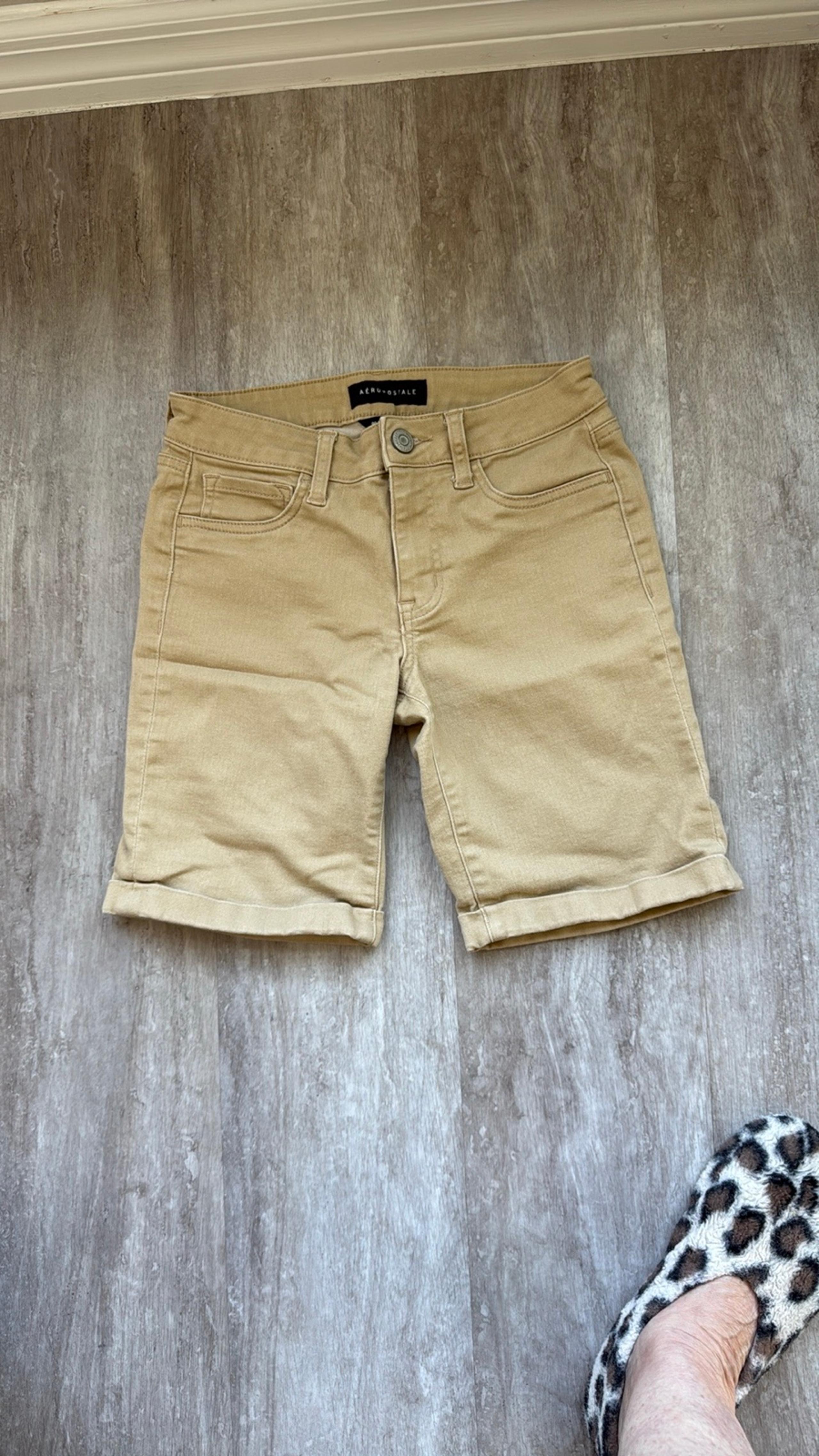 Aeropostale women’s khaki 9” Bermuda shorts