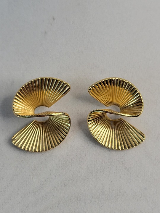 AVON Vintage 80s 90s Gold Tone Stud Fan Twist Swirl Curve Earrings EUC Classy