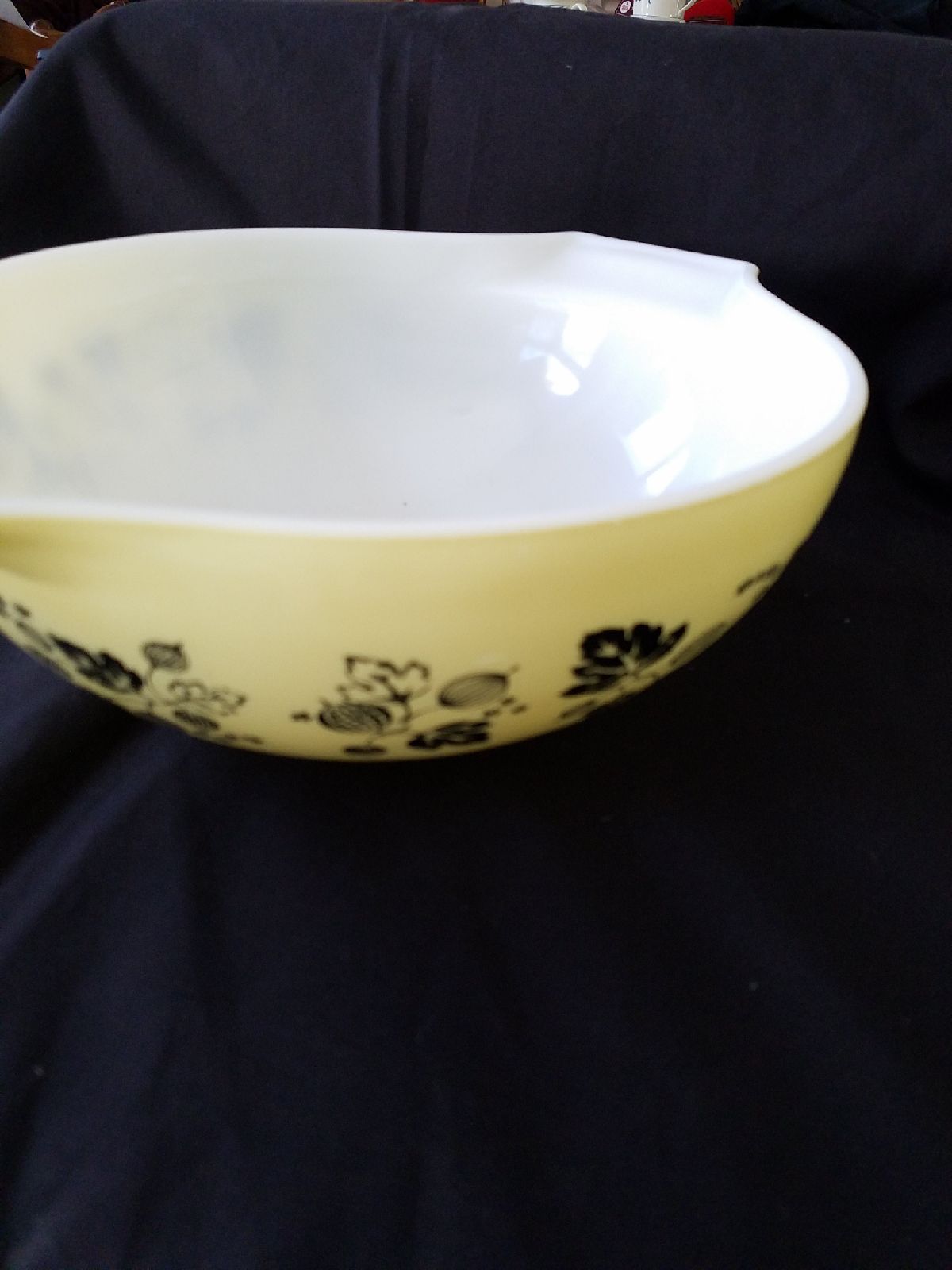 Beautiful vintage pyrex mixing bowl