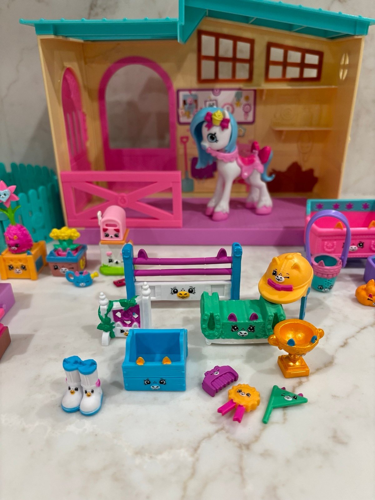 Shopkins Happy Places Happy Stable Playset & Pretty Pony Show Jumping Decoration