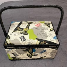 SINGER 07281 Vintage Sewing Basket with Sewing Kit Accessories, 10.5 long x 8